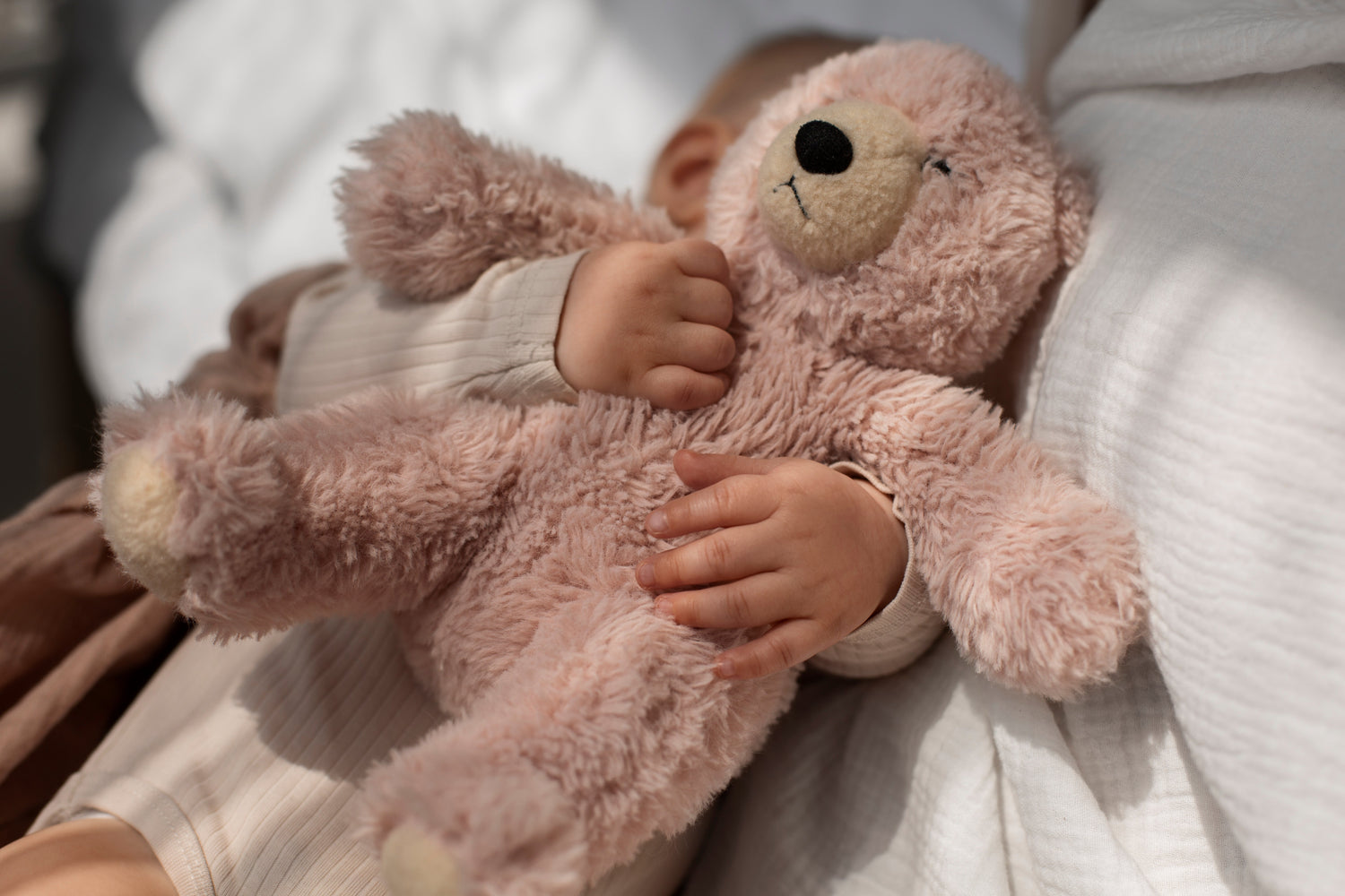 Pourquoi le doudou est indispensable pour aider bébé à s’endormir ?