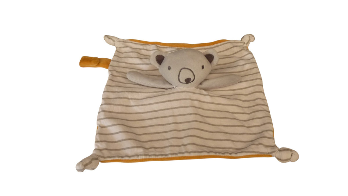 Doudou koala plat Premaman blanc gris et moutarde – 25 × 25 cm